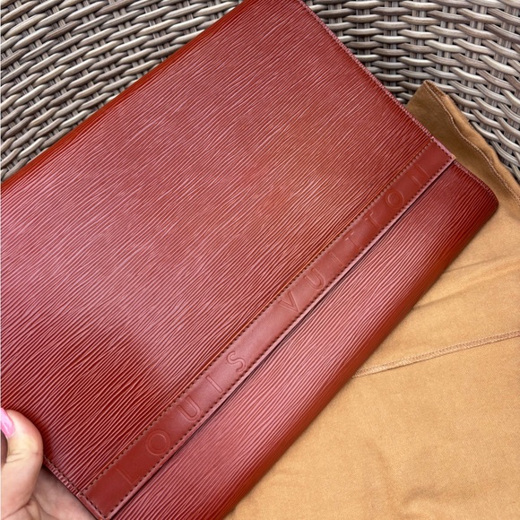 Authentic Louis Vuitton vintage 1990s unisex Brown Epi leather pochette amberop - Picture 2 of 16